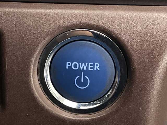 トヨタ エスクァイア ハイブリッド Gi プレミアムパッケージ 宮崎県 2018(平30)年 5.3万km ホワイトパールクリスタルシャイン ・トヨタセーフティセンス/・レーンキープアシスト/・オートハイビーム/・純正9インチナビ（Bluetooth/フルセグTV/SD/AM/FM/CD/DVD）/・純正12.1インチフリップダウンモニター/・バックカメラ/・両側パワースライドドア/・クルーズコントロール/・ハーフレザーシート/・前席シートヒーター/・ハンドルヒーター/・オートライト/・オートハイビーム/・スマートキー/プッシュスタート/・純正フロアマット/・ドライブレコーダー/・ビルトインETC2.0