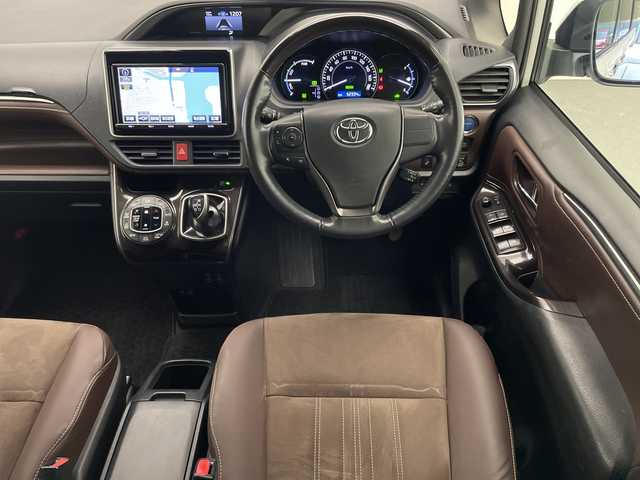 トヨタ エスクァイア ハイブリッド Gi プレミアムパッケージ 宮崎県 2018(平30)年 5.3万km ホワイトパールクリスタルシャイン ・トヨタセーフティセンス/・レーンキープアシスト/・オートハイビーム/・純正9インチナビ（Bluetooth/フルセグTV/SD/AM/FM/CD/DVD）/・純正12.1インチフリップダウンモニター/・バックカメラ/・両側パワースライドドア/・クルーズコントロール/・ハーフレザーシート/・前席シートヒーター/・ハンドルヒーター/・オートライト/・オートハイビーム/・スマートキー/プッシュスタート/・純正フロアマット/・ドライブレコーダー/・ビルトインETC2.0