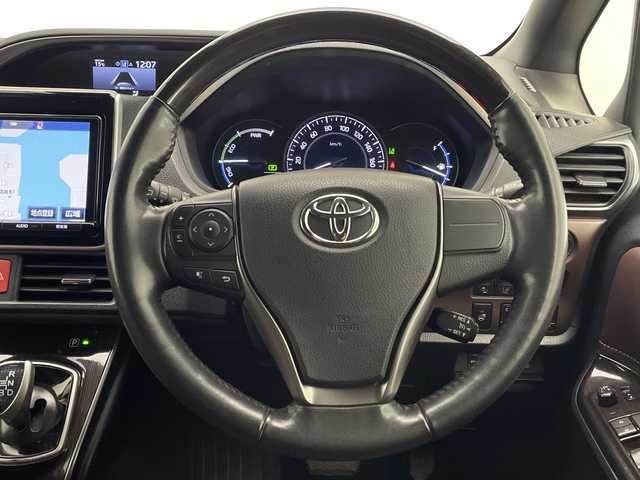 トヨタ エスクァイア ハイブリッド Gi プレミアムパッケージ 宮崎県 2018(平30)年 5.3万km ホワイトパールクリスタルシャイン ・トヨタセーフティセンス/・レーンキープアシスト/・オートハイビーム/・純正9インチナビ（Bluetooth/フルセグTV/SD/AM/FM/CD/DVD）/・純正12.1インチフリップダウンモニター/・バックカメラ/・両側パワースライドドア/・クルーズコントロール/・ハーフレザーシート/・前席シートヒーター/・ハンドルヒーター/・オートライト/・オートハイビーム/・スマートキー/プッシュスタート/・純正フロアマット/・ドライブレコーダー/・ビルトインETC2.0