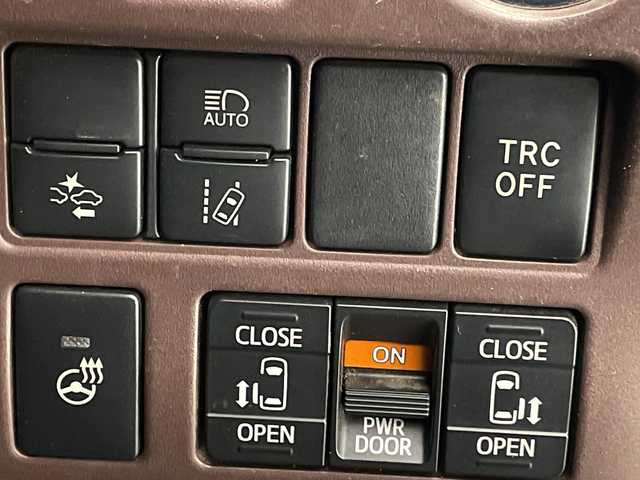 トヨタ エスクァイア ハイブリッド Gi プレミアムパッケージ 宮崎県 2018(平30)年 5.3万km ホワイトパールクリスタルシャイン ・トヨタセーフティセンス/・レーンキープアシスト/・オートハイビーム/・純正9インチナビ（Bluetooth/フルセグTV/SD/AM/FM/CD/DVD）/・純正12.1インチフリップダウンモニター/・バックカメラ/・両側パワースライドドア/・クルーズコントロール/・ハーフレザーシート/・前席シートヒーター/・ハンドルヒーター/・オートライト/・オートハイビーム/・スマートキー/プッシュスタート/・純正フロアマット/・ドライブレコーダー/・ビルトインETC2.0