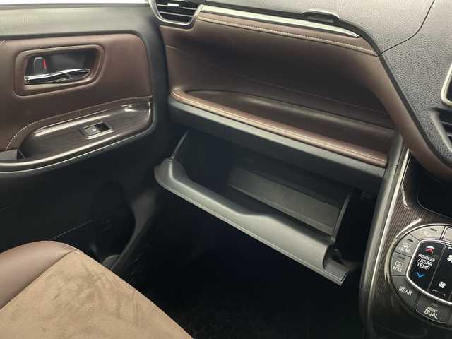 トヨタ エスクァイア ハイブリッド Gi プレミアムパッケージ 宮崎県 2018(平30)年 5.3万km ホワイトパールクリスタルシャイン ・トヨタセーフティセンス/・レーンキープアシスト/・オートハイビーム/・純正9インチナビ（Bluetooth/フルセグTV/SD/AM/FM/CD/DVD）/・純正12.1インチフリップダウンモニター/・バックカメラ/・両側パワースライドドア/・クルーズコントロール/・ハーフレザーシート/・前席シートヒーター/・ハンドルヒーター/・オートライト/・オートハイビーム/・スマートキー/プッシュスタート/・純正フロアマット/・ドライブレコーダー/・ビルトインETC2.0