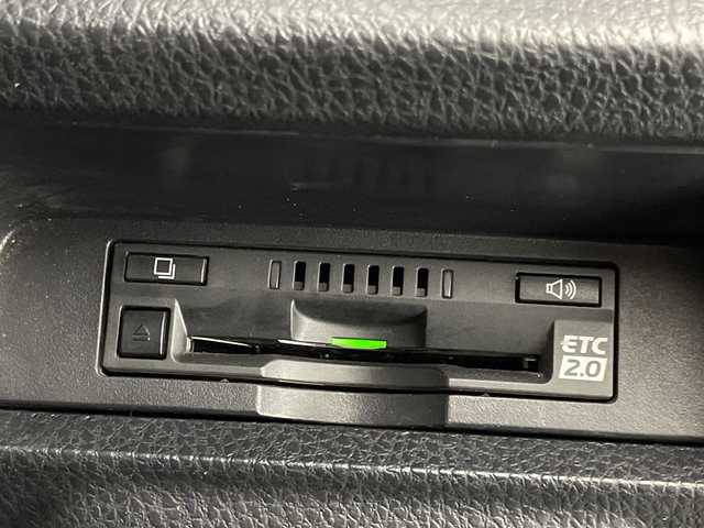 トヨタ エスクァイア ハイブリッド Gi プレミアムパッケージ 宮崎県 2018(平30)年 5.3万km ホワイトパールクリスタルシャイン ・トヨタセーフティセンス/・レーンキープアシスト/・オートハイビーム/・純正9インチナビ（Bluetooth/フルセグTV/SD/AM/FM/CD/DVD）/・純正12.1インチフリップダウンモニター/・バックカメラ/・両側パワースライドドア/・クルーズコントロール/・ハーフレザーシート/・前席シートヒーター/・ハンドルヒーター/・オートライト/・オートハイビーム/・スマートキー/プッシュスタート/・純正フロアマット/・ドライブレコーダー/・ビルトインETC2.0