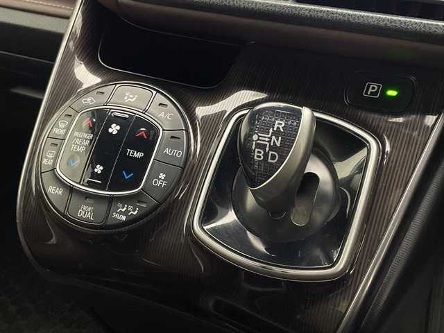 トヨタ エスクァイア ハイブリッド Gi プレミアムパッケージ 宮崎県 2018(平30)年 5.3万km ホワイトパールクリスタルシャイン ・トヨタセーフティセンス/・レーンキープアシスト/・オートハイビーム/・純正9インチナビ（Bluetooth/フルセグTV/SD/AM/FM/CD/DVD）/・純正12.1インチフリップダウンモニター/・バックカメラ/・両側パワースライドドア/・クルーズコントロール/・ハーフレザーシート/・前席シートヒーター/・ハンドルヒーター/・オートライト/・オートハイビーム/・スマートキー/プッシュスタート/・純正フロアマット/・ドライブレコーダー/・ビルトインETC2.0