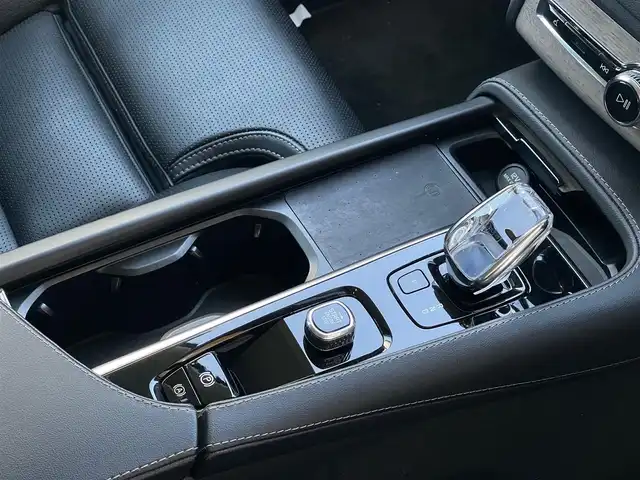 ボルボ ＸＣ９０ B6 AWD インスクリプション 山梨県 2022(令4)年 5.5万km オニキスブラックP 黒革シート/純正HDDナビ/(Bt/USB/ipod/フルセグ)/Applecarplay/AndroidAuto/harman/kardonプレミアムサウンド/クリスタルノブ/全周囲カメラ/ETC/オートホールド/ブラインドスポットモニター/ヘッドアップディスプレイ/ACC/レーンキープアシスト/パークアシスト/LEDヘッドライト/オートライト/オートハイビーム/全席シートヒーター/前席ベンチレーション/電動リアゲート/純正20インチAW