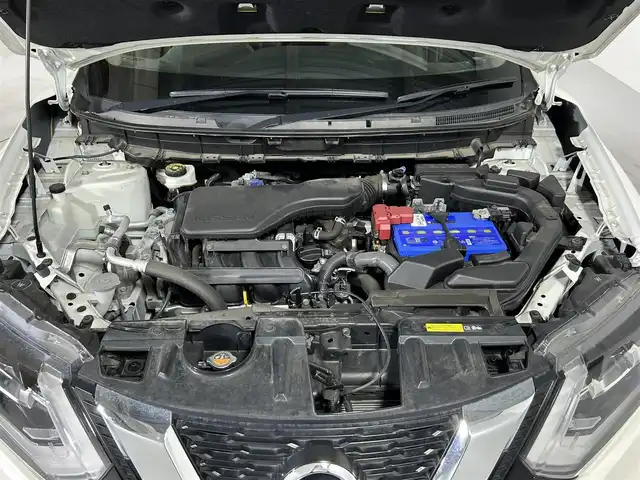日産 エクストレイル 20X 佐賀県 2017(平29)年 4.7万km ブリリアントホワイトパール 純正9型ナビ/ＡＭ/ＦＭ/CD/DVD/Bluetooth/フルセグTV/バックカメラ/ドライブレコーダー/ビルトインETC/電動リアゲート/オートエアコン/衝突被害軽減ブレーキ/レーキプアシスト/革巻きステアリング/防水カプロンシート/コーナーセンサー/LEDヘッドライト/オートライト/スマートキー/プッシュスタート/純正18インチアルミホイール/フロアマット/盗難防止装置/アイドリングストップ