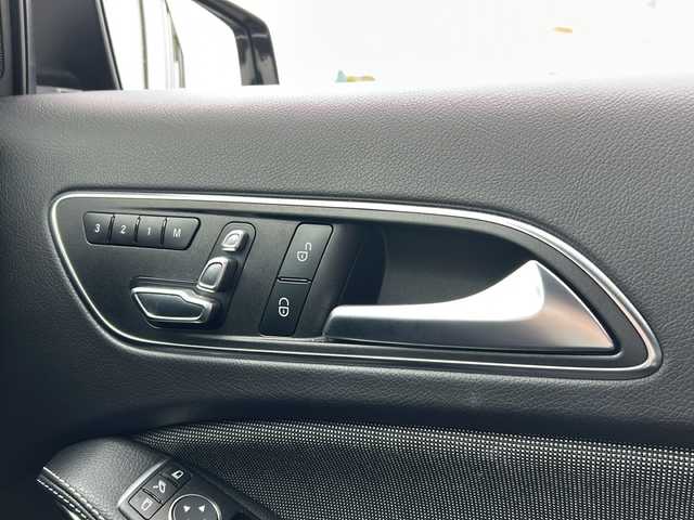 メルセデス・ベンツ Ａ１８０ AMG スタイル 岐阜県 2018(平30)年 3.1万km 黒 純正ナビ　/ＥＴＣ　/バックカメラ　/クルーズコントロール　/アイドリングストップ　/パーキングアシスト　/前後コーナーセンサー　/ＬＥＤヘッドライト　/オートライト　/シートヒーター　/ハーフレザーシート/プッシュスタート　/スマートキー/純正18インチアルミホイール/純正フロアマット