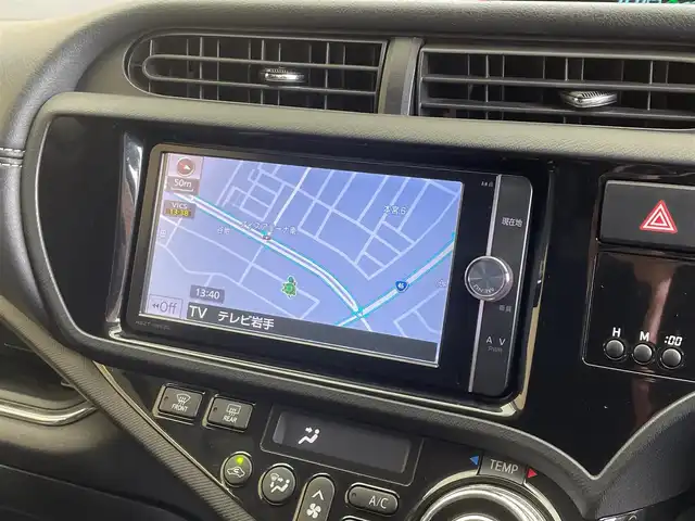 トヨタ アクア G G’s 岩手県 2014(平26)年 9.6万km ブラックマイカ 専用エクステリア/専用スポーツシート/専用チューニングサスペンション/横滑り防止装置/アイドリングストップ/車両接近通報装置/オートエアコン/電動格納ウインカーミラー/ハイトアジャスター/純正ナビ/（CD/DVD/フルセグ/SD/Bluetooth）/バックカメラ/ETC2.0/ステアリングスイッチ/LEDヘッドランプ/フォグランプ/純正17インチアルミホイール