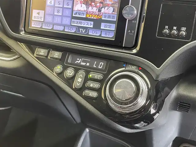 トヨタ アクア G G’s 岩手県 2014(平26)年 9.6万km ブラックマイカ 専用エクステリア/専用スポーツシート/専用チューニングサスペンション/横滑り防止装置/アイドリングストップ/車両接近通報装置/オートエアコン/電動格納ウインカーミラー/ハイトアジャスター/純正ナビ/（CD/DVD/フルセグ/SD/Bluetooth）/バックカメラ/ETC2.0/ステアリングスイッチ/LEDヘッドランプ/フォグランプ/純正17インチアルミホイール