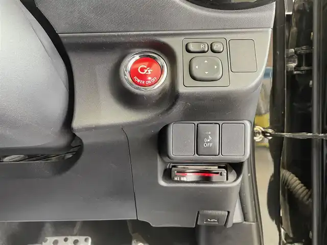 トヨタ アクア G G’s 岩手県 2014(平26)年 9.6万km ブラックマイカ 専用エクステリア/専用スポーツシート/専用チューニングサスペンション/横滑り防止装置/アイドリングストップ/車両接近通報装置/オートエアコン/電動格納ウインカーミラー/ハイトアジャスター/純正ナビ/（CD/DVD/フルセグ/SD/Bluetooth）/バックカメラ/ETC2.0/ステアリングスイッチ/LEDヘッドランプ/フォグランプ/純正17インチアルミホイール