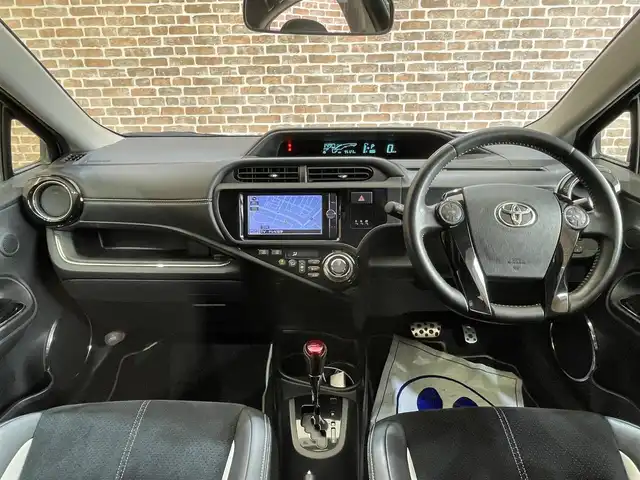トヨタ アクア G G’s 岩手県 2014(平26)年 9.6万km ブラックマイカ 専用エクステリア/専用スポーツシート/専用チューニングサスペンション/横滑り防止装置/アイドリングストップ/車両接近通報装置/オートエアコン/電動格納ウインカーミラー/ハイトアジャスター/純正ナビ/（CD/DVD/フルセグ/SD/Bluetooth）/バックカメラ/ETC2.0/ステアリングスイッチ/LEDヘッドランプ/フォグランプ/純正17インチアルミホイール