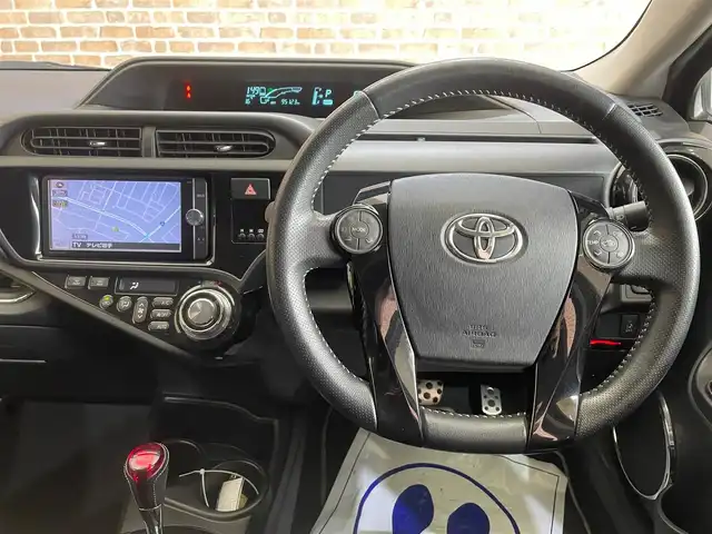 トヨタ アクア G G’s 岩手県 2014(平26)年 9.6万km ブラックマイカ 専用エクステリア/専用スポーツシート/専用チューニングサスペンション/横滑り防止装置/アイドリングストップ/車両接近通報装置/オートエアコン/電動格納ウインカーミラー/ハイトアジャスター/純正ナビ/（CD/DVD/フルセグ/SD/Bluetooth）/バックカメラ/ETC2.0/ステアリングスイッチ/LEDヘッドランプ/フォグランプ/純正17インチアルミホイール