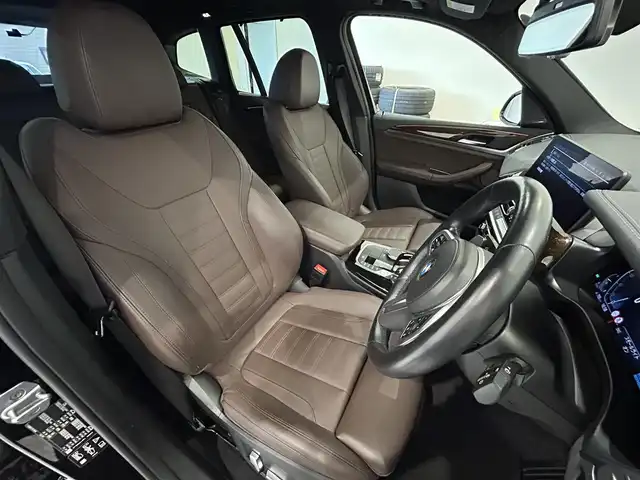 ＢＭＷ Ｘ３ xDrive20d Mスポーツ 熊本県 2022(令4)年 3.7万km サファイアブラックP パノラマサンルーフ/ブラウンレザーシート/全席シートヒーター/シートメモリー/ハンドルヒーター/純正HDDナビ/CarPlay/USB/Bluetooth/フルセグテレビ/ハーマンカードンプレミアムサラウンドシステム/置くだけ充電（ワイヤレス充電）/パワーバックドア/ETC2.0/前後ドライブレコーダー/インテリジェントセーフティー/アダプティブクルーズコントロール/オートマチックハイビーム/【ブラックサファイアメタリック】