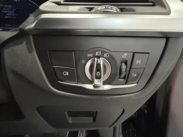 ＢＭＷ Ｘ３ xDrive20d Mスポーツ 熊本県 2022(令4)年 3.7万km サファイアブラックP パノラマサンルーフ/ブラウンレザーシート/全席シートヒーター/シートメモリー/ハンドルヒーター/純正HDDナビ/CarPlay/USB/Bluetooth/フルセグテレビ/ハーマンカードンプレミアムサラウンドシステム/置くだけ充電（ワイヤレス充電）/パワーバックドア/ETC2.0/前後ドライブレコーダー/インテリジェントセーフティー/アダプティブクルーズコントロール/オートマチックハイビーム/【ブラックサファイアメタリック】