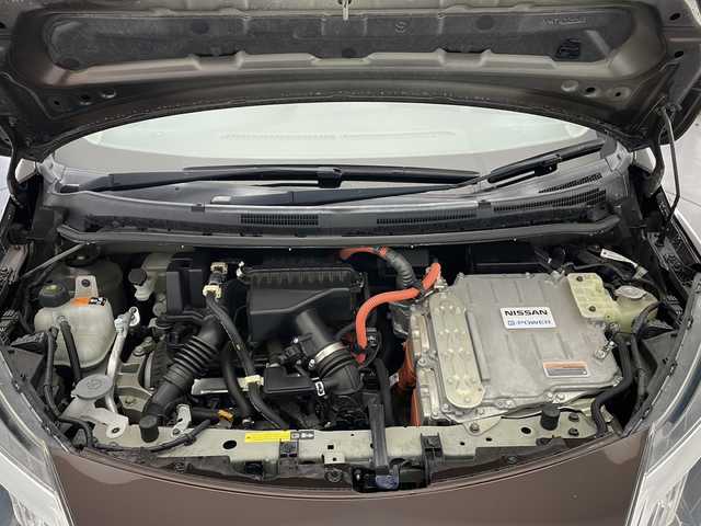 日産 ノート e－パワー X 長野県 2017(平29)年 6.2万km インペリアルアンバーP 社外ナビ　CN-RE03WD/(フルセグ/Bluetooth/CD/DVD)/360°カメラ/ETC/インテリジェントルームミラー/衝突軽減ブレーキ/レーンキープアシスト/コーナーセンサー/社外AWスタッドレス4本/ヘッドライトレベライザー/プッシュスタート/スマートキー/スペアキー