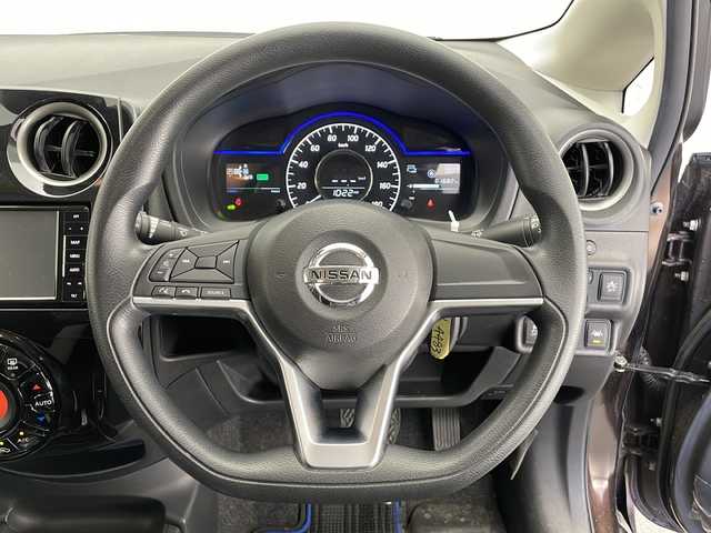 日産 ノート e－パワー X 長野県 2017(平29)年 6.2万km インペリアルアンバーP 社外ナビ　CN-RE03WD/(フルセグ/Bluetooth/CD/DVD)/360°カメラ/ETC/インテリジェントルームミラー/衝突軽減ブレーキ/レーンキープアシスト/コーナーセンサー/社外AWスタッドレス4本/ヘッドライトレベライザー/プッシュスタート/スマートキー/スペアキー