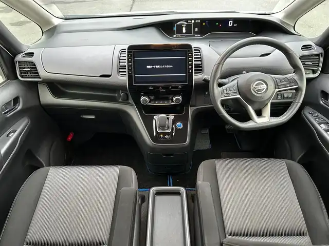 日産 セレナ e－パワー ハイウェイスター V 静岡県 2020(令2)年 6.1万km ブリリアントホワイトパール 純正10インチナビ（CD/DVD/BT/フルセグ）/全方位カメラ/保証書/取扱説明書/Wオートエアコン/クルーズコントロール/スマートキー/スペアキー１本/エンジンスタートボタン/パワーウィンドウ/パワーステアリング/純正ETC2.0/ドライブレコーダー/三列シート/ウォークスルー/純正フロアマット/両側パワースライドドア/純正15インチアルミホイール/ABS/横滑り防止装置/コーナーセンサー前後/オートライト/LEDヘッドライト/W+サイドエアバッグ/衝突軽減システム