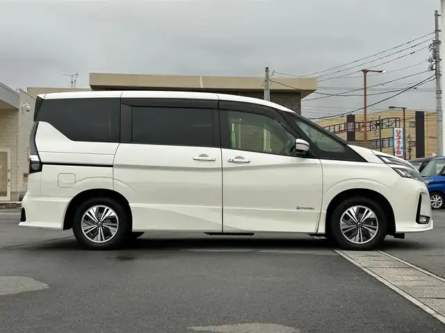 日産 セレナ e－パワー ハイウェイスター V 静岡県 2020(令2)年 6.1万km ブリリアントホワイトパール 純正10インチナビ（CD/DVD/BT/フルセグ）/全方位カメラ/保証書/取扱説明書/Wオートエアコン/クルーズコントロール/スマートキー/スペアキー１本/エンジンスタートボタン/パワーウィンドウ/パワーステアリング/純正ETC2.0/ドライブレコーダー/三列シート/ウォークスルー/純正フロアマット/両側パワースライドドア/純正15インチアルミホイール/ABS/横滑り防止装置/コーナーセンサー前後/オートライト/LEDヘッドライト/W+サイドエアバッグ/衝突軽減システム