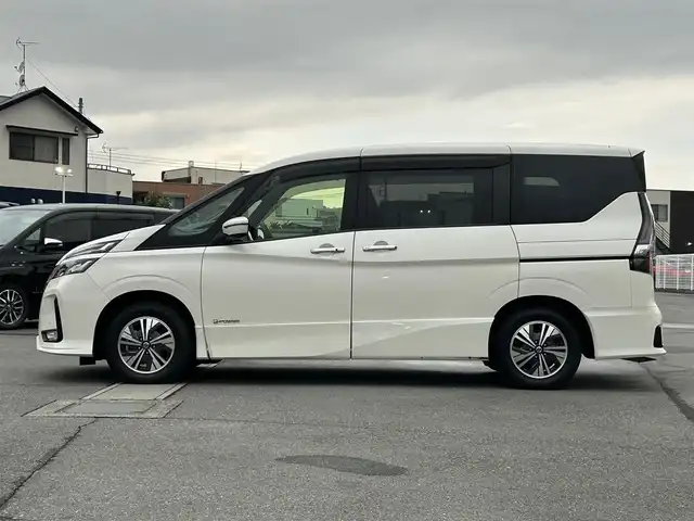 日産 セレナ e－パワー ハイウェイスター V 静岡県 2020(令2)年 6.1万km ブリリアントホワイトパール 純正10インチナビ（CD/DVD/BT/フルセグ）/全方位カメラ/保証書/取扱説明書/Wオートエアコン/クルーズコントロール/スマートキー/スペアキー１本/エンジンスタートボタン/パワーウィンドウ/パワーステアリング/純正ETC2.0/ドライブレコーダー/三列シート/ウォークスルー/純正フロアマット/両側パワースライドドア/純正15インチアルミホイール/ABS/横滑り防止装置/コーナーセンサー前後/オートライト/LEDヘッドライト/W+サイドエアバッグ/衝突軽減システム