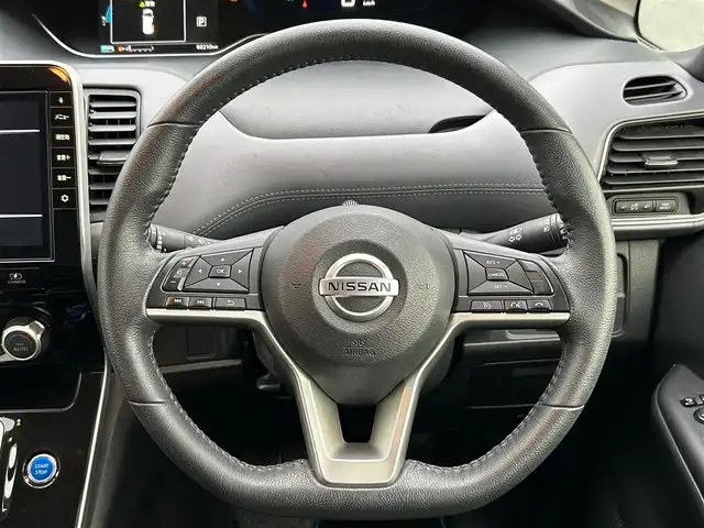 日産 セレナ e－パワー ハイウェイスター V 静岡県 2020(令2)年 6.1万km ブリリアントホワイトパール 純正10インチナビ（CD/DVD/BT/フルセグ）/全方位カメラ/保証書/取扱説明書/Wオートエアコン/クルーズコントロール/スマートキー/スペアキー１本/エンジンスタートボタン/パワーウィンドウ/パワーステアリング/純正ETC2.0/ドライブレコーダー/三列シート/ウォークスルー/純正フロアマット/両側パワースライドドア/純正15インチアルミホイール/ABS/横滑り防止装置/コーナーセンサー前後/オートライト/LEDヘッドライト/W+サイドエアバッグ/衝突軽減システム