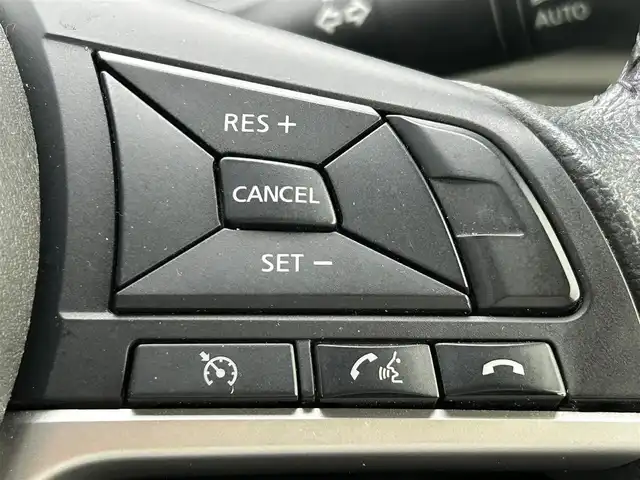 日産 セレナ e－パワー ハイウェイスター V 静岡県 2020(令2)年 6.1万km ブリリアントホワイトパール 純正10インチナビ（CD/DVD/BT/フルセグ）/全方位カメラ/保証書/取扱説明書/Wオートエアコン/クルーズコントロール/スマートキー/スペアキー１本/エンジンスタートボタン/パワーウィンドウ/パワーステアリング/純正ETC2.0/ドライブレコーダー/三列シート/ウォークスルー/純正フロアマット/両側パワースライドドア/純正15インチアルミホイール/ABS/横滑り防止装置/コーナーセンサー前後/オートライト/LEDヘッドライト/W+サイドエアバッグ/衝突軽減システム