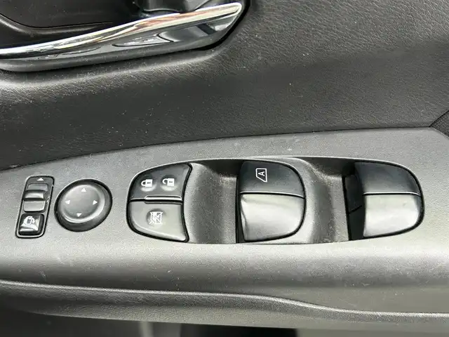 日産 セレナ e－パワー ハイウェイスター V 静岡県 2020(令2)年 6.1万km ブリリアントホワイトパール 純正10インチナビ（CD/DVD/BT/フルセグ）/全方位カメラ/保証書/取扱説明書/Wオートエアコン/クルーズコントロール/スマートキー/スペアキー１本/エンジンスタートボタン/パワーウィンドウ/パワーステアリング/純正ETC2.0/ドライブレコーダー/三列シート/ウォークスルー/純正フロアマット/両側パワースライドドア/純正15インチアルミホイール/ABS/横滑り防止装置/コーナーセンサー前後/オートライト/LEDヘッドライト/W+サイドエアバッグ/衝突軽減システム