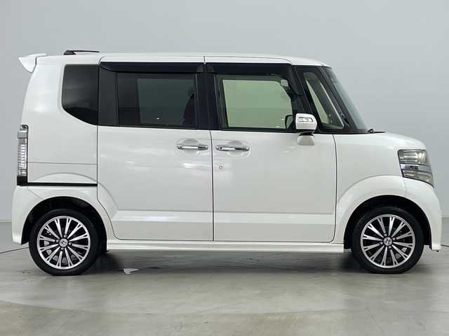 ホンダ Ｎ ＢＯＸ カスタム ターボ SSパッケージ 道央・札幌 2014(平26)年 4.9万km プレミアムホワイトパール ・純正ナビ&CD&DVD&BT&SD&TV/・両側パワースライドドア/・バックカメラ/・クルーズコントロール/・横滑り防止装置/・アイドリングストップ/・前席シートヒーター/・パドルシフト/・ドアミラーヒーター/・純正フロアマット/・ステアリングスイッチ/・ドアバイザー/・プッシュスタート/・HIDヘッドライト/・フォグランプ/・オートライト/・スマートキー