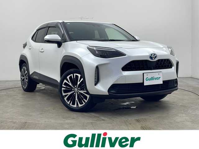 トヨタ ヤリスクロス ハイブリッド Z 秋田県 2023(令5)年 1.8万km プラチナホワイトパールマイカ 4WD/純正ナビ　/フルセグTV/CD/DVD/AM/FM/Bluetooth/衝突被害軽減防止ブレーキ　/ブラインドスポットモニター/ヘッドアップディスプレイ/レーダークルーズコントロール/レーンキープアシスト/横滑り防止装置/ダウンヒルアシストコントロール/前後クリアランスソナー/全方位カメラ　/寒冷地仕様/ワイパーデアイサー/前席シートヒーター/ステアリングヒーター/パワーバックドア/運転席パワーシート/ビルトインETC2.0/前後純正ドライブレコーダー/AC100V/電動パーキング/オートブレーキホールド/LEDヘッドライト/フォグランプ/オートマチックハイビーム/ハーフレザーシート/純正アルミホイール/純正ドアバイザー/純正フロアマット