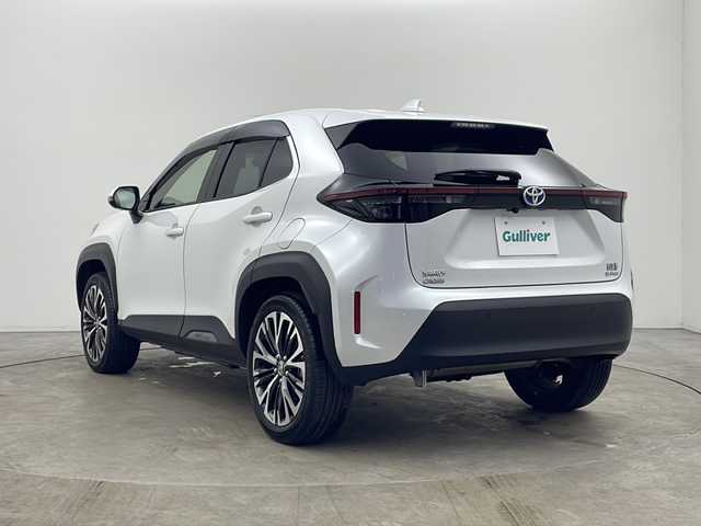 トヨタ ヤリスクロス ハイブリッド Z 秋田県 2023(令5)年 1.8万km プラチナホワイトパールマイカ 4WD/純正ナビ　/フルセグTV/CD/DVD/AM/FM/Bluetooth/衝突被害軽減防止ブレーキ　/ブラインドスポットモニター/ヘッドアップディスプレイ/レーダークルーズコントロール/レーンキープアシスト/横滑り防止装置/ダウンヒルアシストコントロール/前後クリアランスソナー/全方位カメラ　/寒冷地仕様/ワイパーデアイサー/前席シートヒーター/ステアリングヒーター/パワーバックドア/運転席パワーシート/ビルトインETC2.0/前後純正ドライブレコーダー/AC100V/電動パーキング/オートブレーキホールド/LEDヘッドライト/フォグランプ/オートマチックハイビーム/ハーフレザーシート/純正アルミホイール/純正ドアバイザー/純正フロアマット