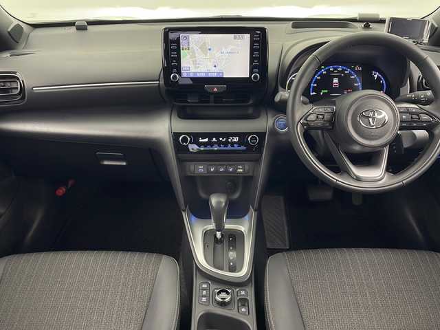 トヨタ ヤリスクロス ハイブリッド Z 秋田県 2023(令5)年 1.8万km プラチナホワイトパールマイカ 4WD/純正ナビ　/フルセグTV/CD/DVD/AM/FM/Bluetooth/衝突被害軽減防止ブレーキ　/ブラインドスポットモニター/ヘッドアップディスプレイ/レーダークルーズコントロール/レーンキープアシスト/横滑り防止装置/ダウンヒルアシストコントロール/前後クリアランスソナー/全方位カメラ　/寒冷地仕様/ワイパーデアイサー/前席シートヒーター/ステアリングヒーター/パワーバックドア/運転席パワーシート/ビルトインETC2.0/前後純正ドライブレコーダー/AC100V/電動パーキング/オートブレーキホールド/LEDヘッドライト/フォグランプ/オートマチックハイビーム/ハーフレザーシート/純正アルミホイール/純正ドアバイザー/純正フロアマット