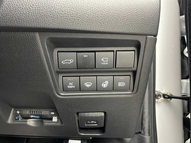 トヨタ ヤリスクロス ハイブリッド Z 秋田県 2023(令5)年 1.8万km プラチナホワイトパールマイカ 4WD/純正ナビ　/フルセグTV/CD/DVD/AM/FM/Bluetooth/衝突被害軽減防止ブレーキ　/ブラインドスポットモニター/ヘッドアップディスプレイ/レーダークルーズコントロール/レーンキープアシスト/横滑り防止装置/ダウンヒルアシストコントロール/前後クリアランスソナー/全方位カメラ　/寒冷地仕様/ワイパーデアイサー/前席シートヒーター/ステアリングヒーター/パワーバックドア/運転席パワーシート/ビルトインETC2.0/前後純正ドライブレコーダー/AC100V/電動パーキング/オートブレーキホールド/LEDヘッドライト/フォグランプ/オートマチックハイビーム/ハーフレザーシート/純正アルミホイール/純正ドアバイザー/純正フロアマット