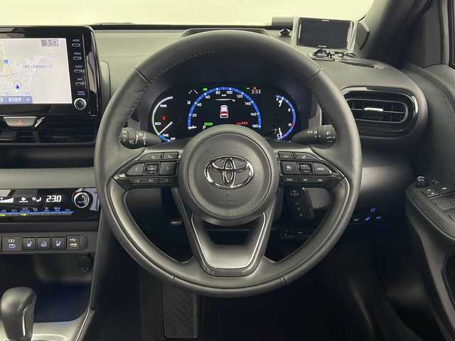 トヨタ ヤリスクロス ハイブリッド Z 秋田県 2023(令5)年 1.8万km プラチナホワイトパールマイカ 4WD/純正ナビ　/フルセグTV/CD/DVD/AM/FM/Bluetooth/衝突被害軽減防止ブレーキ　/ブラインドスポットモニター/ヘッドアップディスプレイ/レーダークルーズコントロール/レーンキープアシスト/横滑り防止装置/ダウンヒルアシストコントロール/前後クリアランスソナー/全方位カメラ　/寒冷地仕様/ワイパーデアイサー/前席シートヒーター/ステアリングヒーター/パワーバックドア/運転席パワーシート/ビルトインETC2.0/前後純正ドライブレコーダー/AC100V/電動パーキング/オートブレーキホールド/LEDヘッドライト/フォグランプ/オートマチックハイビーム/ハーフレザーシート/純正アルミホイール/純正ドアバイザー/純正フロアマット