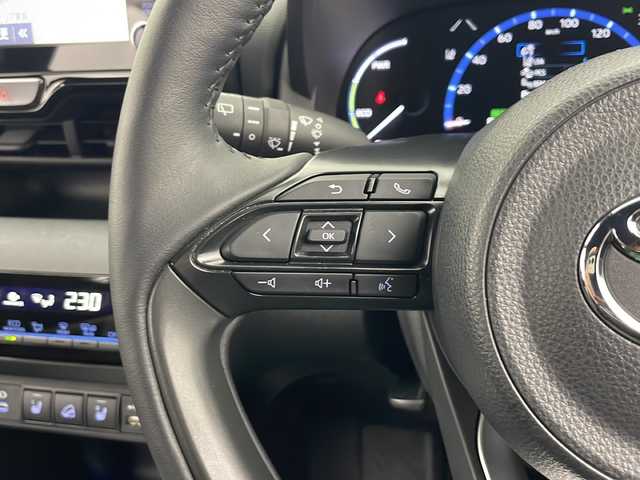 トヨタ ヤリスクロス ハイブリッド Z 秋田県 2023(令5)年 1.8万km プラチナホワイトパールマイカ 4WD/純正ナビ　/フルセグTV/CD/DVD/AM/FM/Bluetooth/衝突被害軽減防止ブレーキ　/ブラインドスポットモニター/ヘッドアップディスプレイ/レーダークルーズコントロール/レーンキープアシスト/横滑り防止装置/ダウンヒルアシストコントロール/前後クリアランスソナー/全方位カメラ　/寒冷地仕様/ワイパーデアイサー/前席シートヒーター/ステアリングヒーター/パワーバックドア/運転席パワーシート/ビルトインETC2.0/前後純正ドライブレコーダー/AC100V/電動パーキング/オートブレーキホールド/LEDヘッドライト/フォグランプ/オートマチックハイビーム/ハーフレザーシート/純正アルミホイール/純正ドアバイザー/純正フロアマット