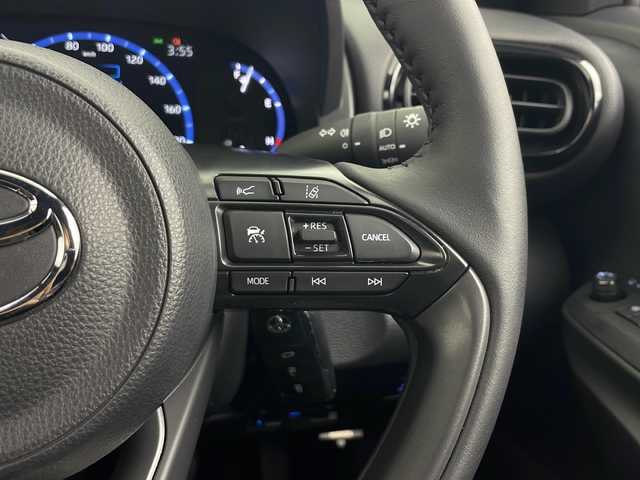 トヨタ ヤリスクロス ハイブリッド Z 秋田県 2023(令5)年 1.8万km プラチナホワイトパールマイカ 4WD/純正ナビ　/フルセグTV/CD/DVD/AM/FM/Bluetooth/衝突被害軽減防止ブレーキ　/ブラインドスポットモニター/ヘッドアップディスプレイ/レーダークルーズコントロール/レーンキープアシスト/横滑り防止装置/ダウンヒルアシストコントロール/前後クリアランスソナー/全方位カメラ　/寒冷地仕様/ワイパーデアイサー/前席シートヒーター/ステアリングヒーター/パワーバックドア/運転席パワーシート/ビルトインETC2.0/前後純正ドライブレコーダー/AC100V/電動パーキング/オートブレーキホールド/LEDヘッドライト/フォグランプ/オートマチックハイビーム/ハーフレザーシート/純正アルミホイール/純正ドアバイザー/純正フロアマット