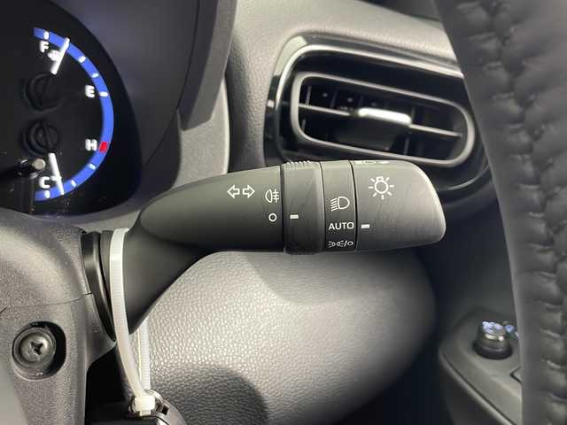 トヨタ ヤリスクロス ハイブリッド Z 秋田県 2023(令5)年 1.8万km プラチナホワイトパールマイカ 4WD/純正ナビ　/フルセグTV/CD/DVD/AM/FM/Bluetooth/衝突被害軽減防止ブレーキ　/ブラインドスポットモニター/ヘッドアップディスプレイ/レーダークルーズコントロール/レーンキープアシスト/横滑り防止装置/ダウンヒルアシストコントロール/前後クリアランスソナー/全方位カメラ　/寒冷地仕様/ワイパーデアイサー/前席シートヒーター/ステアリングヒーター/パワーバックドア/運転席パワーシート/ビルトインETC2.0/前後純正ドライブレコーダー/AC100V/電動パーキング/オートブレーキホールド/LEDヘッドライト/フォグランプ/オートマチックハイビーム/ハーフレザーシート/純正アルミホイール/純正ドアバイザー/純正フロアマット