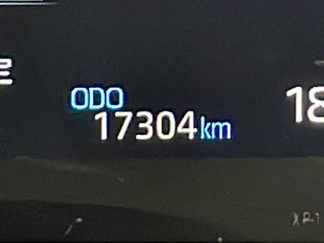 トヨタ ヤリスクロス ハイブリッド Z 秋田県 2023(令5)年 1.8万km プラチナホワイトパールマイカ 4WD/純正ナビ　/フルセグTV/CD/DVD/AM/FM/Bluetooth/衝突被害軽減防止ブレーキ　/ブラインドスポットモニター/ヘッドアップディスプレイ/レーダークルーズコントロール/レーンキープアシスト/横滑り防止装置/ダウンヒルアシストコントロール/前後クリアランスソナー/全方位カメラ　/寒冷地仕様/ワイパーデアイサー/前席シートヒーター/ステアリングヒーター/パワーバックドア/運転席パワーシート/ビルトインETC2.0/前後純正ドライブレコーダー/AC100V/電動パーキング/オートブレーキホールド/LEDヘッドライト/フォグランプ/オートマチックハイビーム/ハーフレザーシート/純正アルミホイール/純正ドアバイザー/純正フロアマット