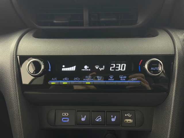 トヨタ ヤリスクロス ハイブリッド Z 秋田県 2023(令5)年 1.8万km プラチナホワイトパールマイカ 4WD/純正ナビ　/フルセグTV/CD/DVD/AM/FM/Bluetooth/衝突被害軽減防止ブレーキ　/ブラインドスポットモニター/ヘッドアップディスプレイ/レーダークルーズコントロール/レーンキープアシスト/横滑り防止装置/ダウンヒルアシストコントロール/前後クリアランスソナー/全方位カメラ　/寒冷地仕様/ワイパーデアイサー/前席シートヒーター/ステアリングヒーター/パワーバックドア/運転席パワーシート/ビルトインETC2.0/前後純正ドライブレコーダー/AC100V/電動パーキング/オートブレーキホールド/LEDヘッドライト/フォグランプ/オートマチックハイビーム/ハーフレザーシート/純正アルミホイール/純正ドアバイザー/純正フロアマット