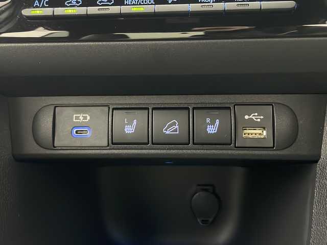 トヨタ ヤリスクロス ハイブリッド Z 秋田県 2023(令5)年 1.8万km プラチナホワイトパールマイカ 4WD/純正ナビ　/フルセグTV/CD/DVD/AM/FM/Bluetooth/衝突被害軽減防止ブレーキ　/ブラインドスポットモニター/ヘッドアップディスプレイ/レーダークルーズコントロール/レーンキープアシスト/横滑り防止装置/ダウンヒルアシストコントロール/前後クリアランスソナー/全方位カメラ　/寒冷地仕様/ワイパーデアイサー/前席シートヒーター/ステアリングヒーター/パワーバックドア/運転席パワーシート/ビルトインETC2.0/前後純正ドライブレコーダー/AC100V/電動パーキング/オートブレーキホールド/LEDヘッドライト/フォグランプ/オートマチックハイビーム/ハーフレザーシート/純正アルミホイール/純正ドアバイザー/純正フロアマット