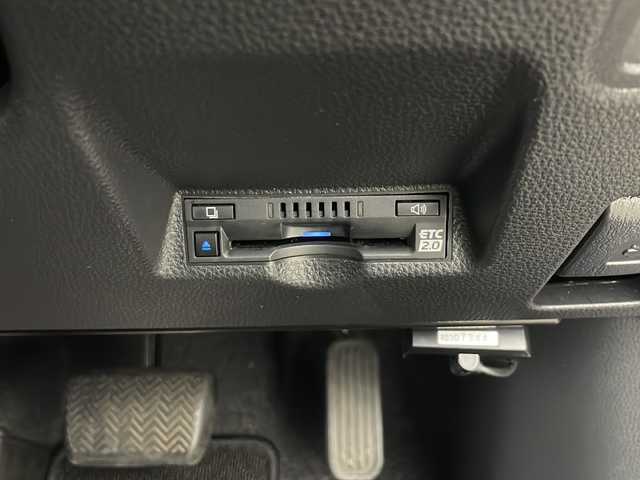 トヨタ ヤリスクロス ハイブリッド Z 秋田県 2023(令5)年 1.8万km プラチナホワイトパールマイカ 4WD/純正ナビ　/フルセグTV/CD/DVD/AM/FM/Bluetooth/衝突被害軽減防止ブレーキ　/ブラインドスポットモニター/ヘッドアップディスプレイ/レーダークルーズコントロール/レーンキープアシスト/横滑り防止装置/ダウンヒルアシストコントロール/前後クリアランスソナー/全方位カメラ　/寒冷地仕様/ワイパーデアイサー/前席シートヒーター/ステアリングヒーター/パワーバックドア/運転席パワーシート/ビルトインETC2.0/前後純正ドライブレコーダー/AC100V/電動パーキング/オートブレーキホールド/LEDヘッドライト/フォグランプ/オートマチックハイビーム/ハーフレザーシート/純正アルミホイール/純正ドアバイザー/純正フロアマット