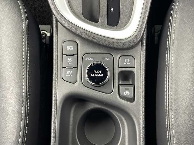 トヨタ ヤリスクロス ハイブリッド Z 秋田県 2023(令5)年 1.8万km プラチナホワイトパールマイカ 4WD/純正ナビ　/フルセグTV/CD/DVD/AM/FM/Bluetooth/衝突被害軽減防止ブレーキ　/ブラインドスポットモニター/ヘッドアップディスプレイ/レーダークルーズコントロール/レーンキープアシスト/横滑り防止装置/ダウンヒルアシストコントロール/前後クリアランスソナー/全方位カメラ　/寒冷地仕様/ワイパーデアイサー/前席シートヒーター/ステアリングヒーター/パワーバックドア/運転席パワーシート/ビルトインETC2.0/前後純正ドライブレコーダー/AC100V/電動パーキング/オートブレーキホールド/LEDヘッドライト/フォグランプ/オートマチックハイビーム/ハーフレザーシート/純正アルミホイール/純正ドアバイザー/純正フロアマット