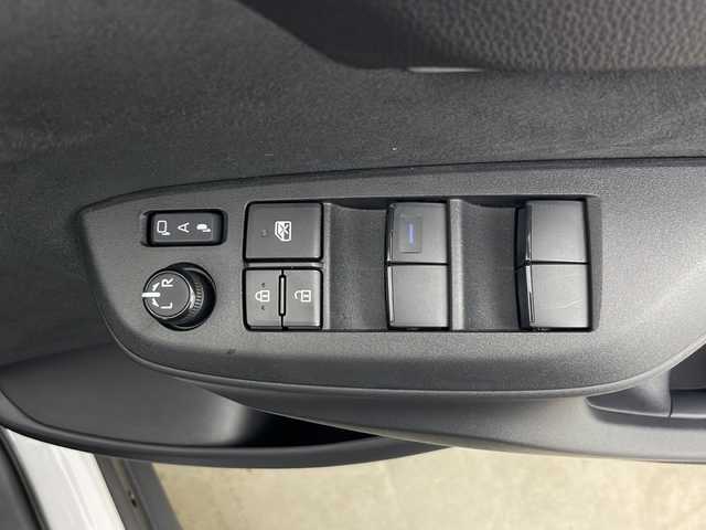 トヨタ ヤリスクロス ハイブリッド Z 秋田県 2023(令5)年 1.8万km プラチナホワイトパールマイカ 4WD/純正ナビ　/フルセグTV/CD/DVD/AM/FM/Bluetooth/衝突被害軽減防止ブレーキ　/ブラインドスポットモニター/ヘッドアップディスプレイ/レーダークルーズコントロール/レーンキープアシスト/横滑り防止装置/ダウンヒルアシストコントロール/前後クリアランスソナー/全方位カメラ　/寒冷地仕様/ワイパーデアイサー/前席シートヒーター/ステアリングヒーター/パワーバックドア/運転席パワーシート/ビルトインETC2.0/前後純正ドライブレコーダー/AC100V/電動パーキング/オートブレーキホールド/LEDヘッドライト/フォグランプ/オートマチックハイビーム/ハーフレザーシート/純正アルミホイール/純正ドアバイザー/純正フロアマット