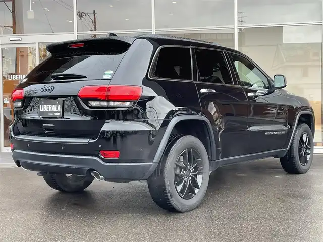 クライスラー・ジープ ジープ グランドチェロキー LTD 岐阜県 2021(令3)年 3.5万km 黒 純正ナビゲーション/Bluetooth/USB/Apple CarPlay/Android Auto/アルパイン製プレミアムサウンドシステム/アルパインフリップダウンモニター/社外DVDプレーヤー/アダプティブクルーズコントロール/前面衝突警報/車線逸脱警報プラス/ブラインドスポットモニター /ParkSense縦列、並列パークアシスト/セレクテレインシステム/クォドラリフトエアサスペンション/クォドラトラックII/バイキセノンヘッドライト/ベンチレーテッドフロントシート/フロント8ウェイパワーシート（運転席メモリー機能付）