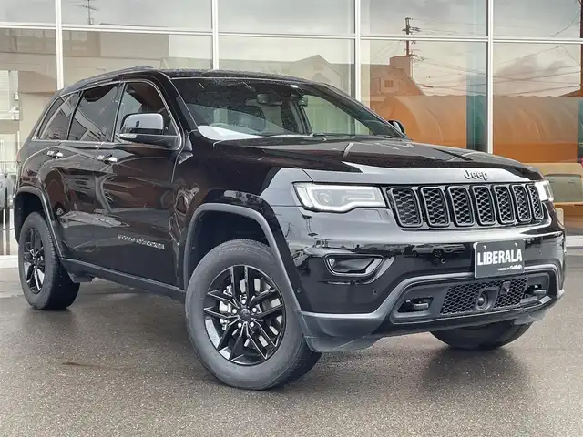 クライスラー・ジープ ジープ グランドチェロキー LTD 岐阜県 2021(令3)年 3.5万km 黒 純正ナビゲーション/Bluetooth/USB/Apple CarPlay/Android Auto/アルパイン製プレミアムサウンドシステム/アルパインフリップダウンモニター/社外DVDプレーヤー/アダプティブクルーズコントロール/前面衝突警報/車線逸脱警報プラス/ブラインドスポットモニター /ParkSense縦列、並列パークアシスト/セレクテレインシステム/クォドラリフトエアサスペンション/クォドラトラックII/バイキセノンヘッドライト/ベンチレーテッドフロントシート/フロント8ウェイパワーシート（運転席メモリー機能付）