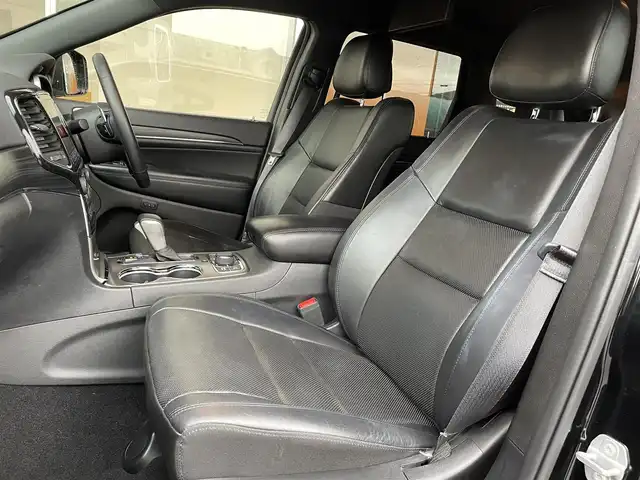 クライスラー・ジープ ジープ グランドチェロキー LTD 岐阜県 2021(令3)年 3.5万km 黒 純正ナビゲーション/Bluetooth/USB/Apple CarPlay/Android Auto/アルパイン製プレミアムサウンドシステム/アルパインフリップダウンモニター/社外DVDプレーヤー/アダプティブクルーズコントロール/前面衝突警報/車線逸脱警報プラス/ブラインドスポットモニター /ParkSense縦列、並列パークアシスト/セレクテレインシステム/クォドラリフトエアサスペンション/クォドラトラックII/バイキセノンヘッドライト/ベンチレーテッドフロントシート/フロント8ウェイパワーシート（運転席メモリー機能付）