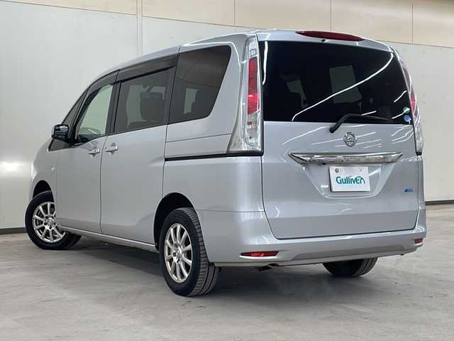 日産 セレナ 20X 道央・札幌 2013(平25)年 10.6万km ブリリアントシルバー ・４WD/・横滑り防止装置/・バックカメラ/・純正ナビ/・フルセグTV/・Bluetooth/・片側パワースライドドア/・クルーズコントロール/・ETC/・電動格納ミラー/・スマートキー/・スペアキー/・autoライト/・後席エアコン/・積込純正AW/・積込スタッドレス
