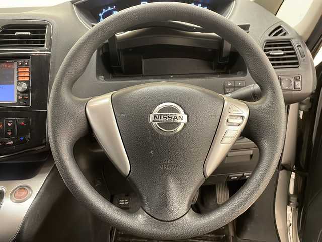 日産 セレナ 20X 道央・札幌 2013(平25)年 10.6万km ブリリアントシルバー ・４WD/・横滑り防止装置/・バックカメラ/・純正ナビ/・フルセグTV/・Bluetooth/・片側パワースライドドア/・クルーズコントロール/・ETC/・電動格納ミラー/・スマートキー/・スペアキー/・autoライト/・後席エアコン/・積込純正AW/・積込スタッドレス