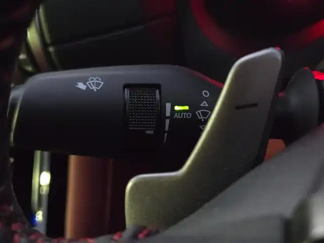 レクサス ＩＳ 300h Fスポーツ 鹿児島県 2021(令3)年 3.8万km ホワイトノーヴァガラスフレーク 純正リヤサイドスポイラー/マークレビンソン　/アダプティブクルーズコントロール　/ビルトインＥＴＣ２．０　/ドライブレコーダー　/純正ＳＤナビ　/Ｂｌｕｅｔｏｏｔｈオーディオ　/フルセグテレビ　/Ｄ＋Ｎ席パワーシート　/Ｄ＋Ｎ席シートヒーター/ステアリングヒーター/純正アルミホイール(19インチ)/プッシュスタート/スマートキー/横滑り防止装置/レーンキープアシスト/前後コーナーセンサー/エアバック(W+サイド)