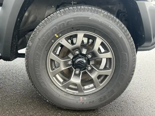 スズキ ジムニー ノマド FC 秋田県 2025(令7)年 0.1千km 黒 ４WD/衝突軽減システム/LEDヘッドライト/スズキ純正１５インチアルミ（夏タイヤ装着）/スマートキー/アイドリングストップ/プッシュスタート/コーナーセンサー/レーンキープアシスト/クルーズコントロール追従走行有/オートマチックハイビーム/ダウンヒルアシストコントロール/ヘッドライトウォッシャー/ステアリングスイッチ/前席シートヒーター/センターデフロック/背面タイヤ/純正フロアマット/オートライト/オートエアコン/パワーステアリング/パワーウィンドウ/ヘッドライトレベライザー/横滑り防止/盗難防止装置/寒冷地仕様/電動格納ウィンカーミラー/保証書/取扱説明書/記録簿/スペアキー×１