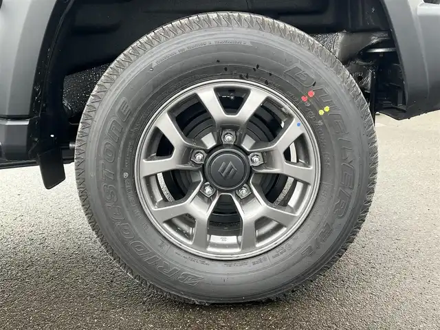 スズキ ジムニー ノマド FC 秋田県 2025(令7)年 0.1千km 黒 ４WD/衝突軽減システム/LEDヘッドライト/スズキ純正１５インチアルミ（夏タイヤ装着）/スマートキー/アイドリングストップ/プッシュスタート/コーナーセンサー/レーンキープアシスト/クルーズコントロール追従走行有/オートマチックハイビーム/ダウンヒルアシストコントロール/ヘッドライトウォッシャー/ステアリングスイッチ/前席シートヒーター/センターデフロック/背面タイヤ/純正フロアマット/オートライト/オートエアコン/パワーステアリング/パワーウィンドウ/ヘッドライトレベライザー/横滑り防止/盗難防止装置/寒冷地仕様/電動格納ウィンカーミラー/保証書/取扱説明書/記録簿/スペアキー×１