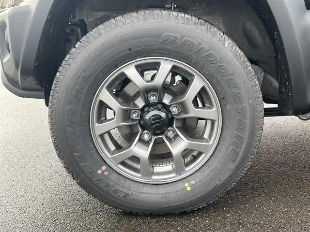 スズキ ジムニー ノマド FC 秋田県 2025(令7)年 0.1千km 黒 ４WD/衝突軽減システム/LEDヘッドライト/スズキ純正１５インチアルミ（夏タイヤ装着）/スマートキー/アイドリングストップ/プッシュスタート/コーナーセンサー/レーンキープアシスト/クルーズコントロール追従走行有/オートマチックハイビーム/ダウンヒルアシストコントロール/ヘッドライトウォッシャー/ステアリングスイッチ/前席シートヒーター/センターデフロック/背面タイヤ/純正フロアマット/オートライト/オートエアコン/パワーステアリング/パワーウィンドウ/ヘッドライトレベライザー/横滑り防止/盗難防止装置/寒冷地仕様/電動格納ウィンカーミラー/保証書/取扱説明書/記録簿/スペアキー×１