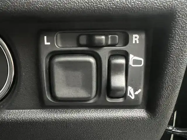 スズキ ジムニー ノマド FC 秋田県 2025(令7)年 0.1千km 黒 ４WD/衝突軽減システム/LEDヘッドライト/スズキ純正１５インチアルミ（夏タイヤ装着）/スマートキー/アイドリングストップ/プッシュスタート/コーナーセンサー/レーンキープアシスト/クルーズコントロール追従走行有/オートマチックハイビーム/ダウンヒルアシストコントロール/ヘッドライトウォッシャー/ステアリングスイッチ/前席シートヒーター/センターデフロック/背面タイヤ/純正フロアマット/オートライト/オートエアコン/パワーステアリング/パワーウィンドウ/ヘッドライトレベライザー/横滑り防止/盗難防止装置/寒冷地仕様/電動格納ウィンカーミラー/保証書/取扱説明書/記録簿/スペアキー×１